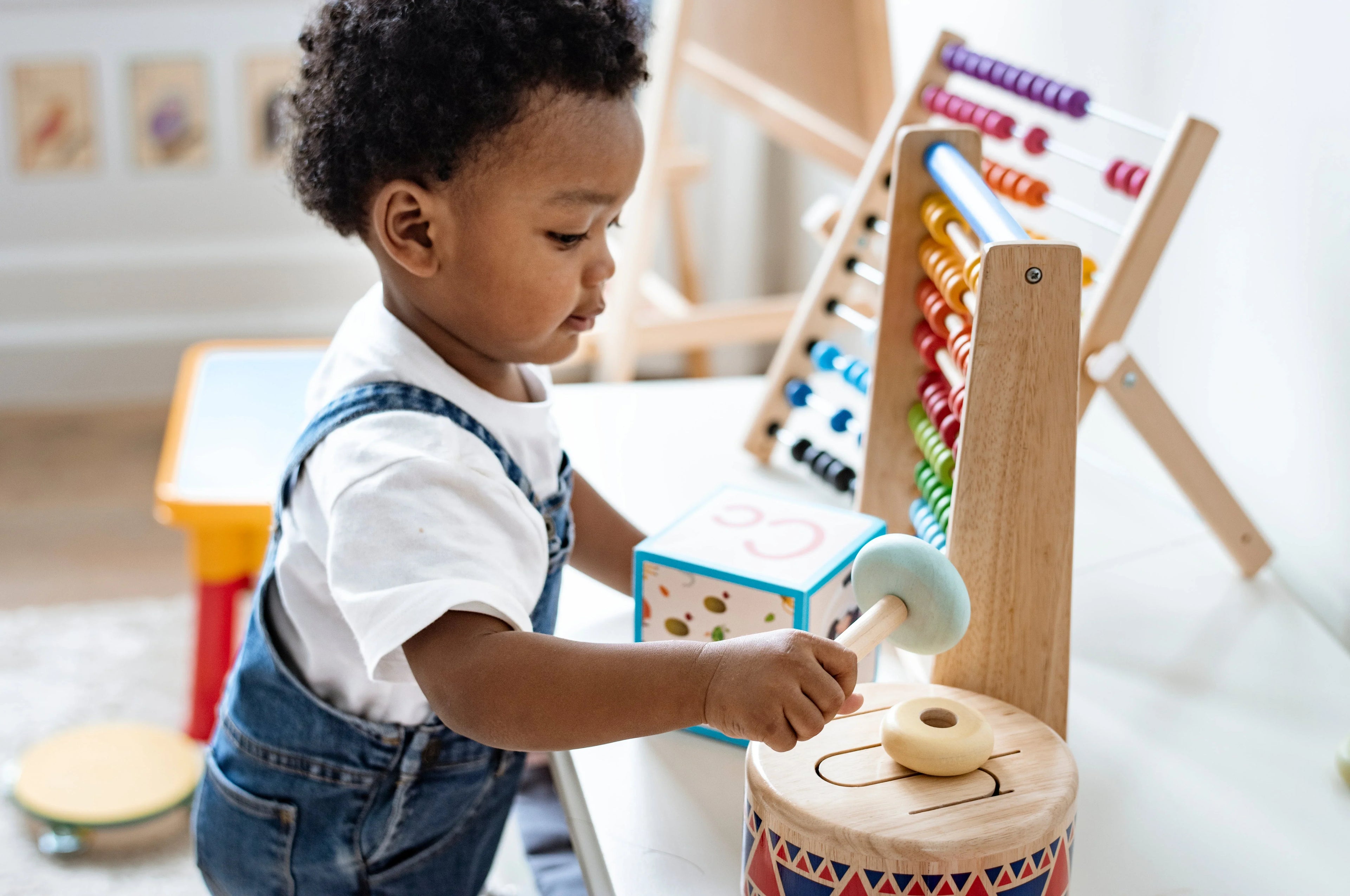 Montessori-Spielzeug, um Kinder zu beschäftigen