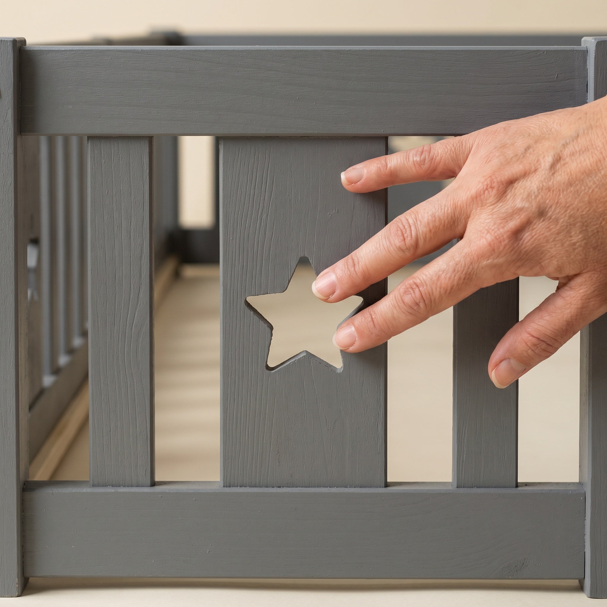 Montessori-Doppelbett zum Aufstellen auf dem Boden mit Stern-Seitengittern