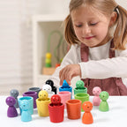 Montessori-Spielzeug: Puppen und bunte Formen