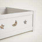 Montessori-Bodenbett mit Mond- und Sternenmotiv