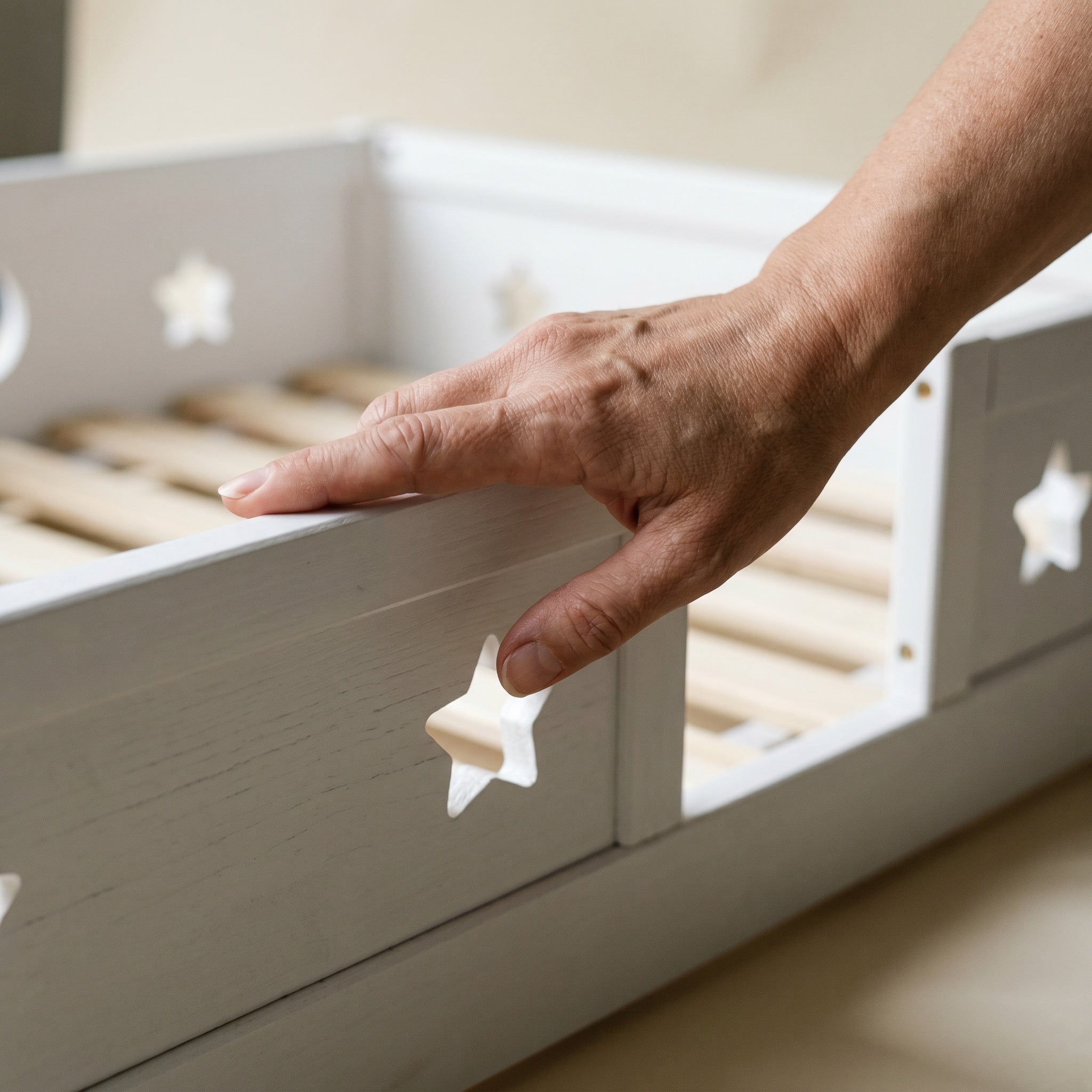 Montessori-Bodenbett mit Mond- und Sternenmotiv
