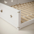 Montessori-Bodenbett mit Mond- und Sternenmotiv