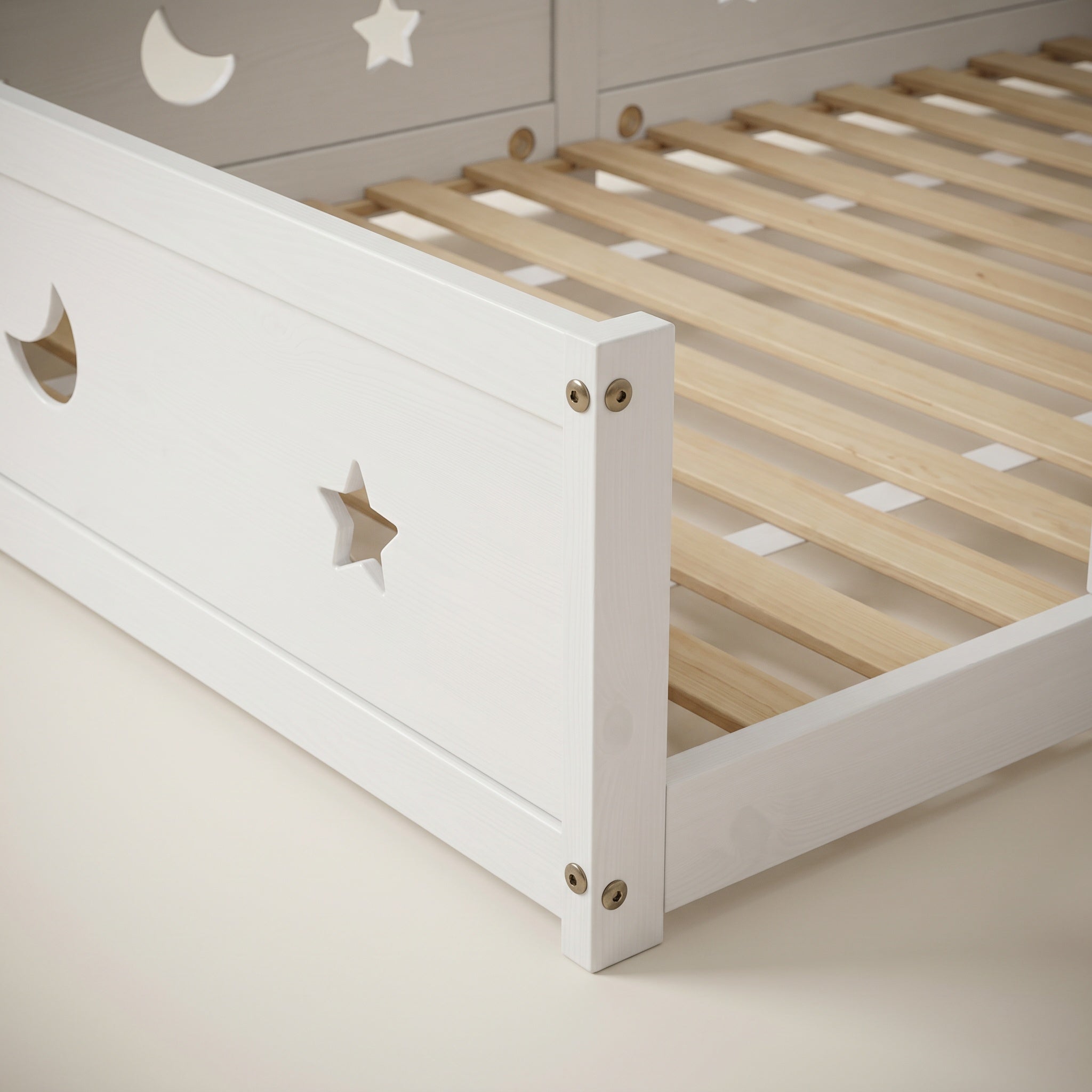 Montessori-Bodenbett mit Mond- und Sternenmotiv