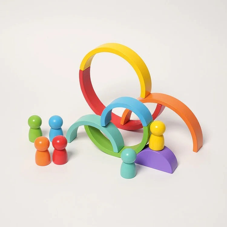 Regenbogen und Montessori-Figuren