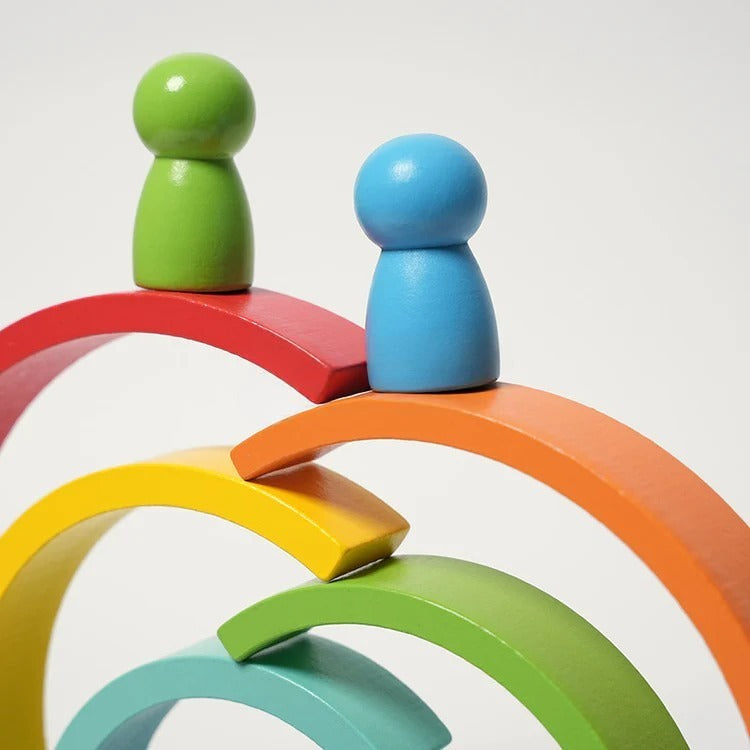 Regenbogen und Montessori-Figuren