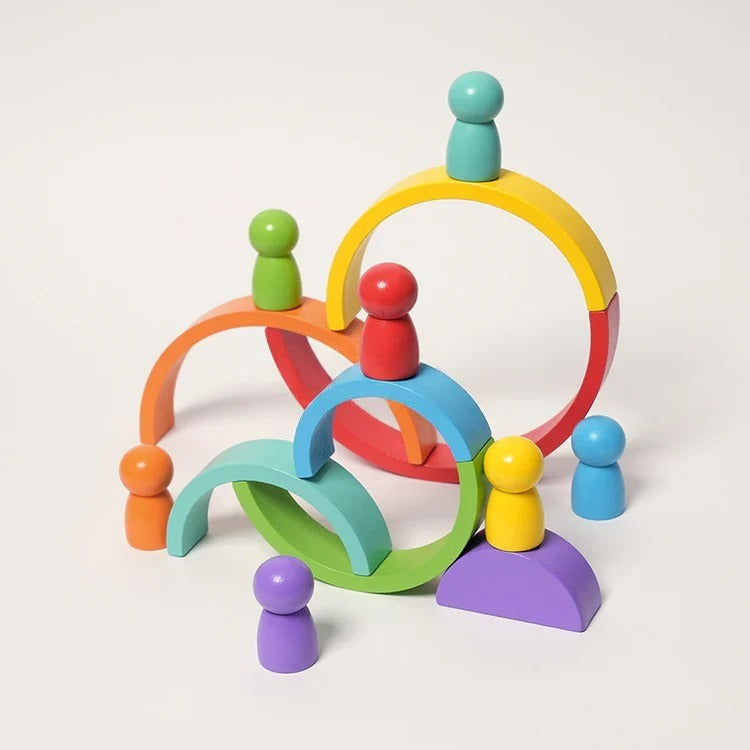 Regenbogen und Montessori-Figuren