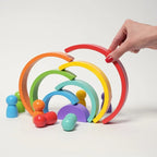 Regenbogen und Montessori-Figuren