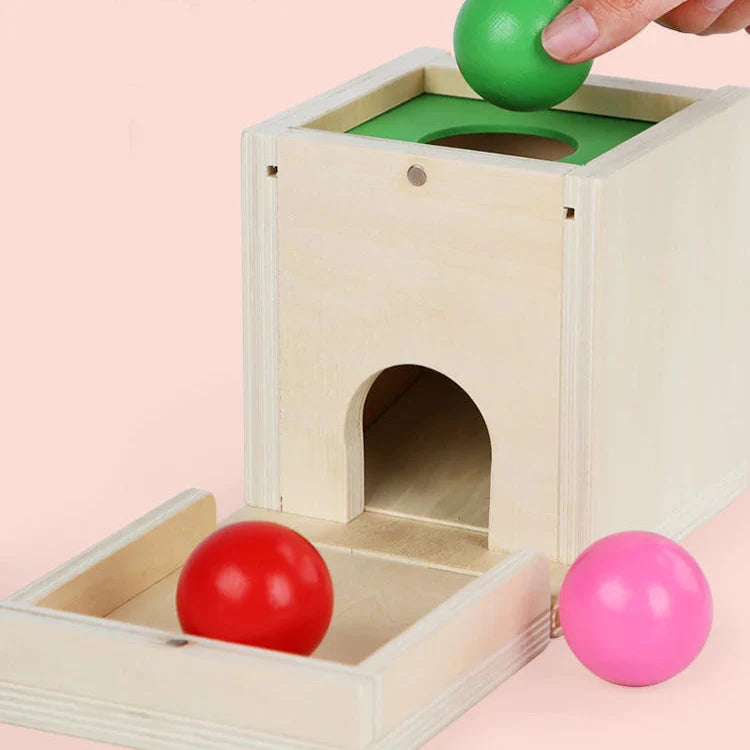 Montessori-Box mit Formen und Farben und Bällen
