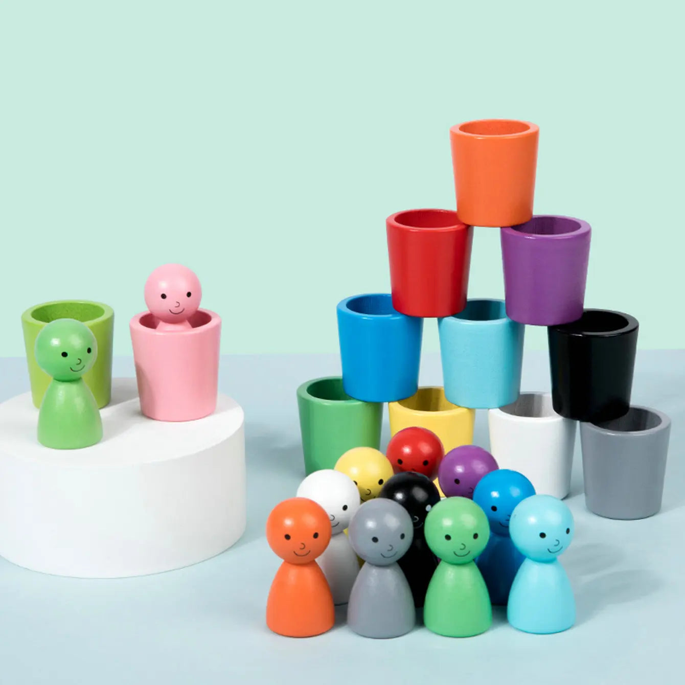 Montessori-Spielzeug: Puppen und bunte Formen