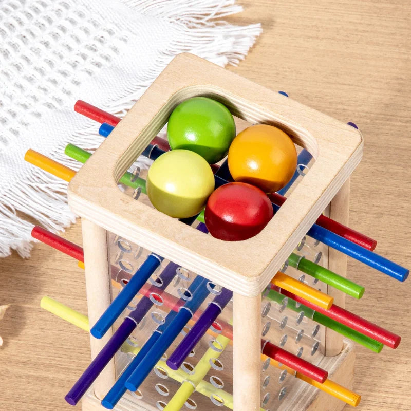 Montessori-Turm mit Kugeln und bunten Stäbchen