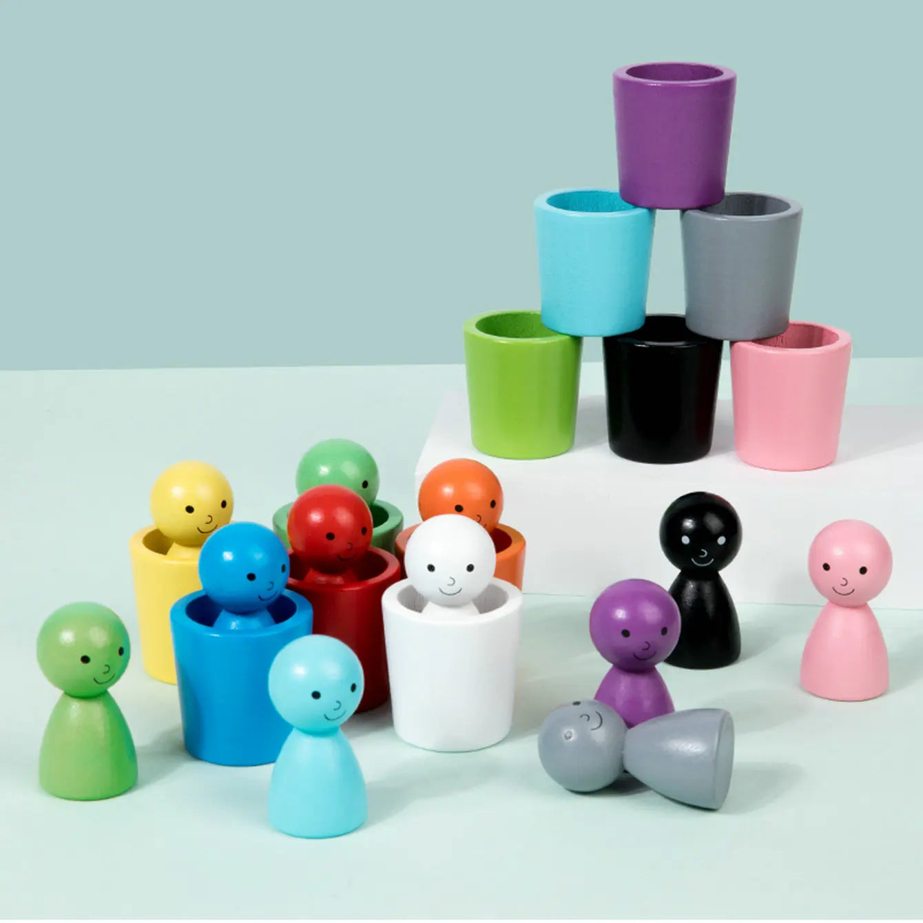 Montessori-Spielzeug: Puppen und bunte Formen