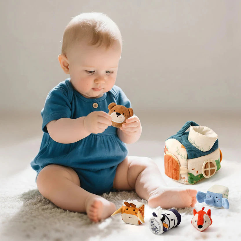 Montessori-Aktivitätswürfel mit sensorischen Elementen