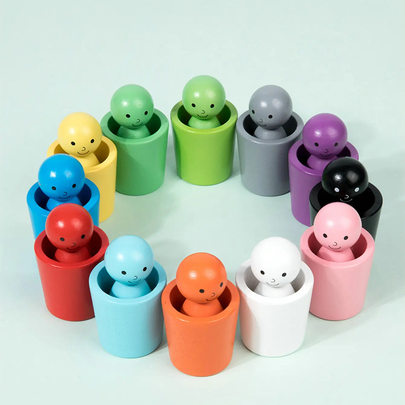 Montessori-Spielzeug: Puppen und bunte Formen