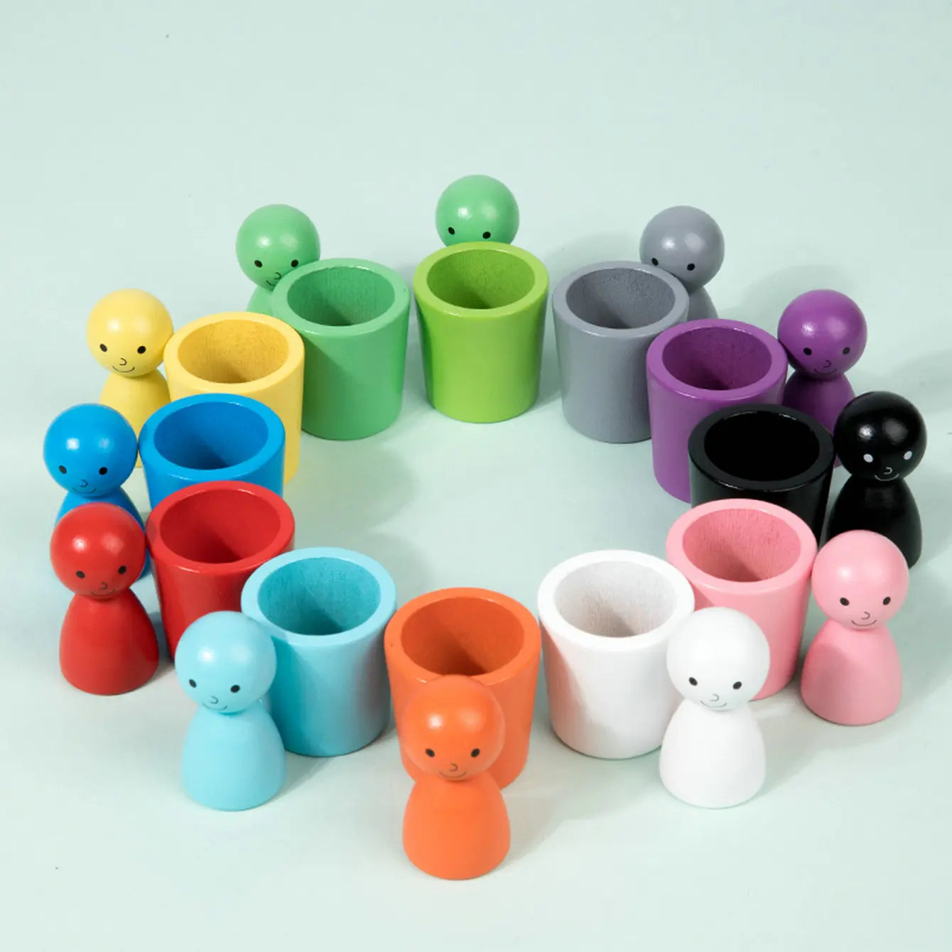 Montessori-Spielzeug: Puppen und bunte Formen