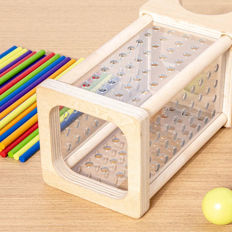 Montessori-Turm mit Kugeln und bunten Stäbchen