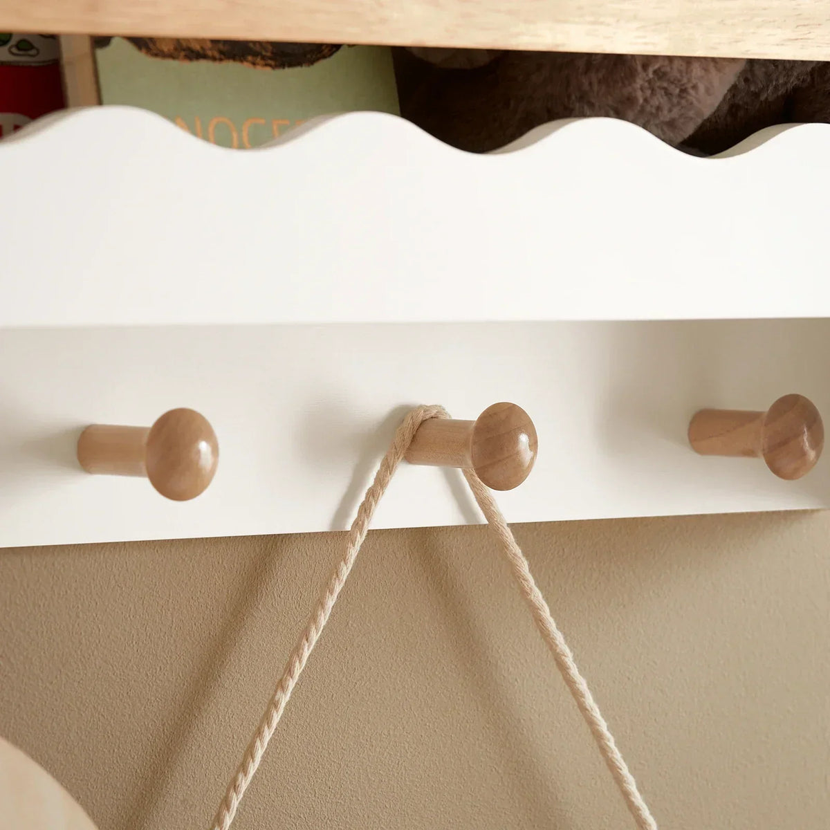 Kinder-Wandregal aus weißem Holz mit Haken Tilda Kids